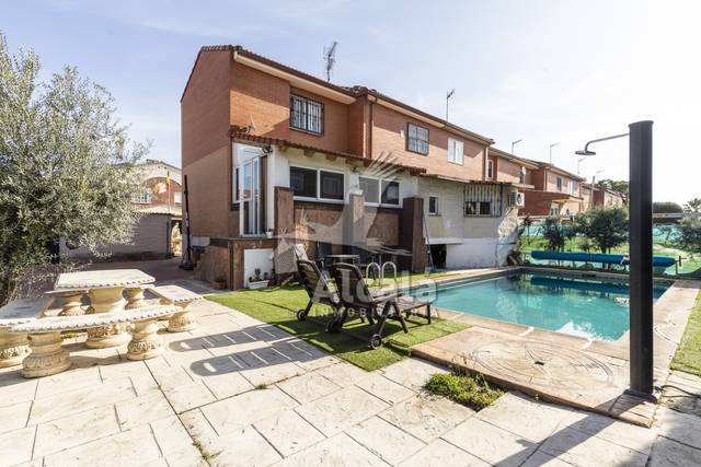 Casa adosada en Venta en Vallehermoso