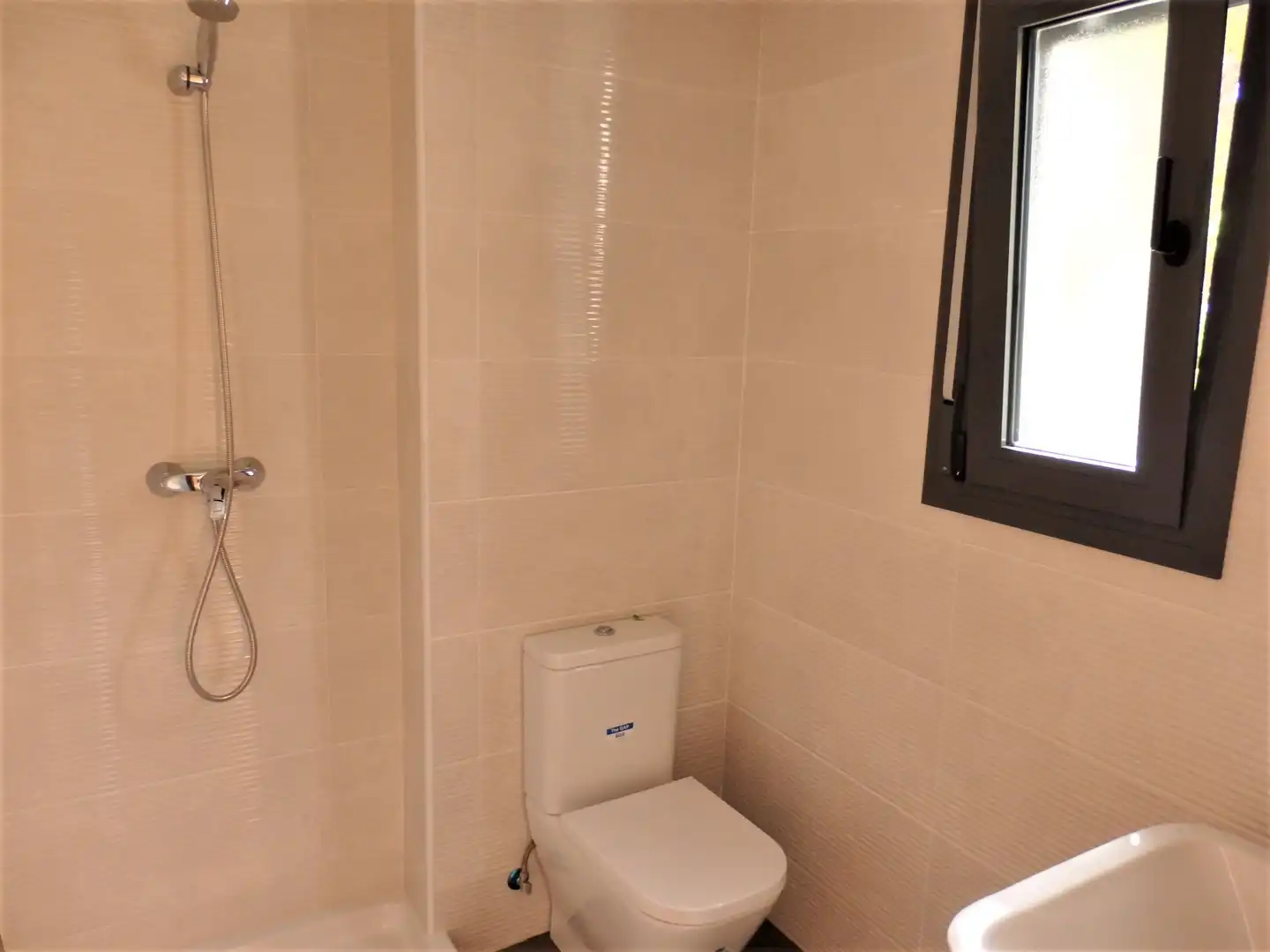 Badezimmer von Einfamilien-Reihenhaus zum Verkauf in Mont-roig del Camp mit Klimaanlage, Privatgarten und Terrasse