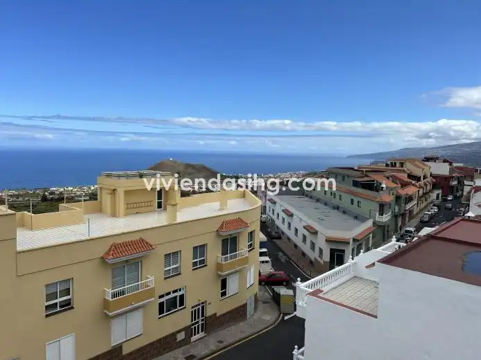 Vista exterior de Casa o chalet en venta en Los Realejos con Jardín privado, Terraza y Amueblado