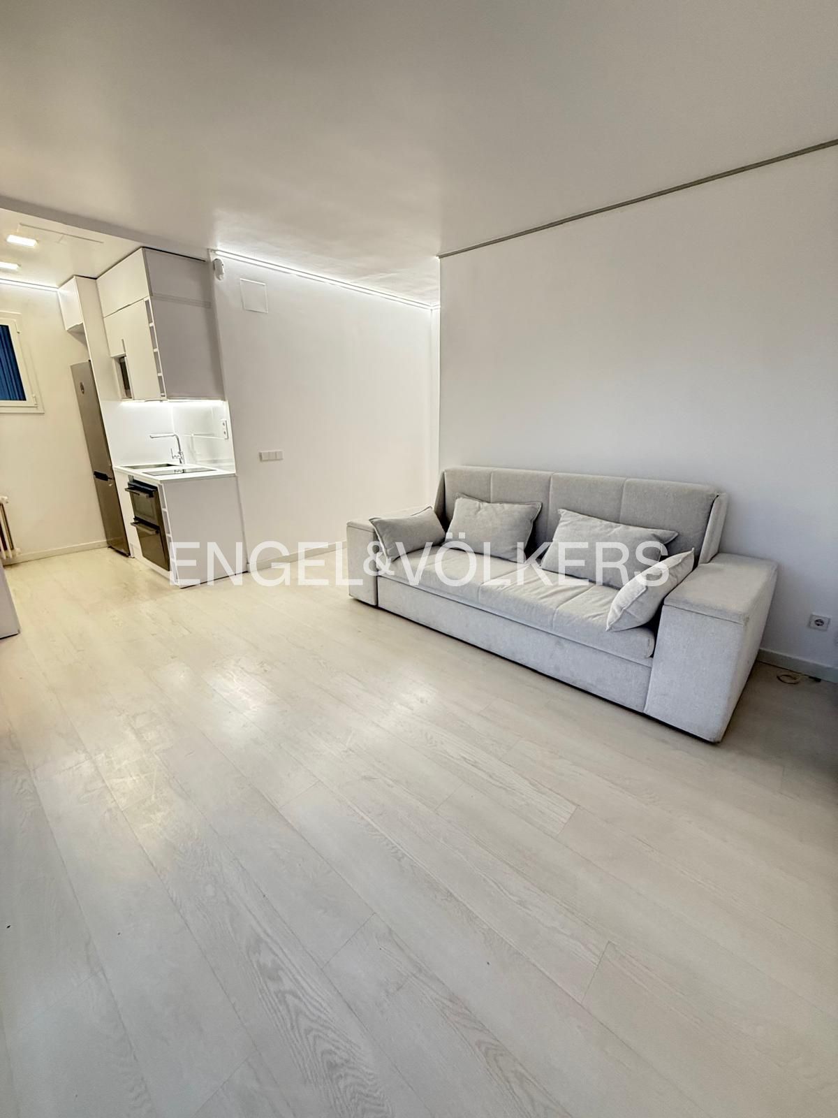 Sala d'estar de Apartament de lloguer en  Madrid Capital amb Aire condicionat, Calefacció i Terrassa