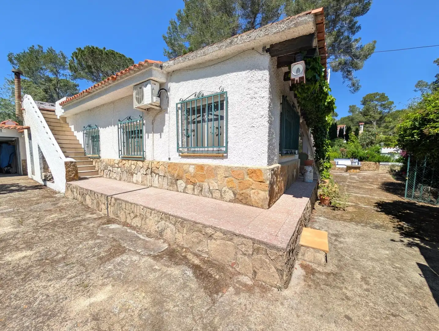 Vista exterior de Casa o xalet en venda en Gandia amb Aire condicionat, Jardí privat i Terrassa