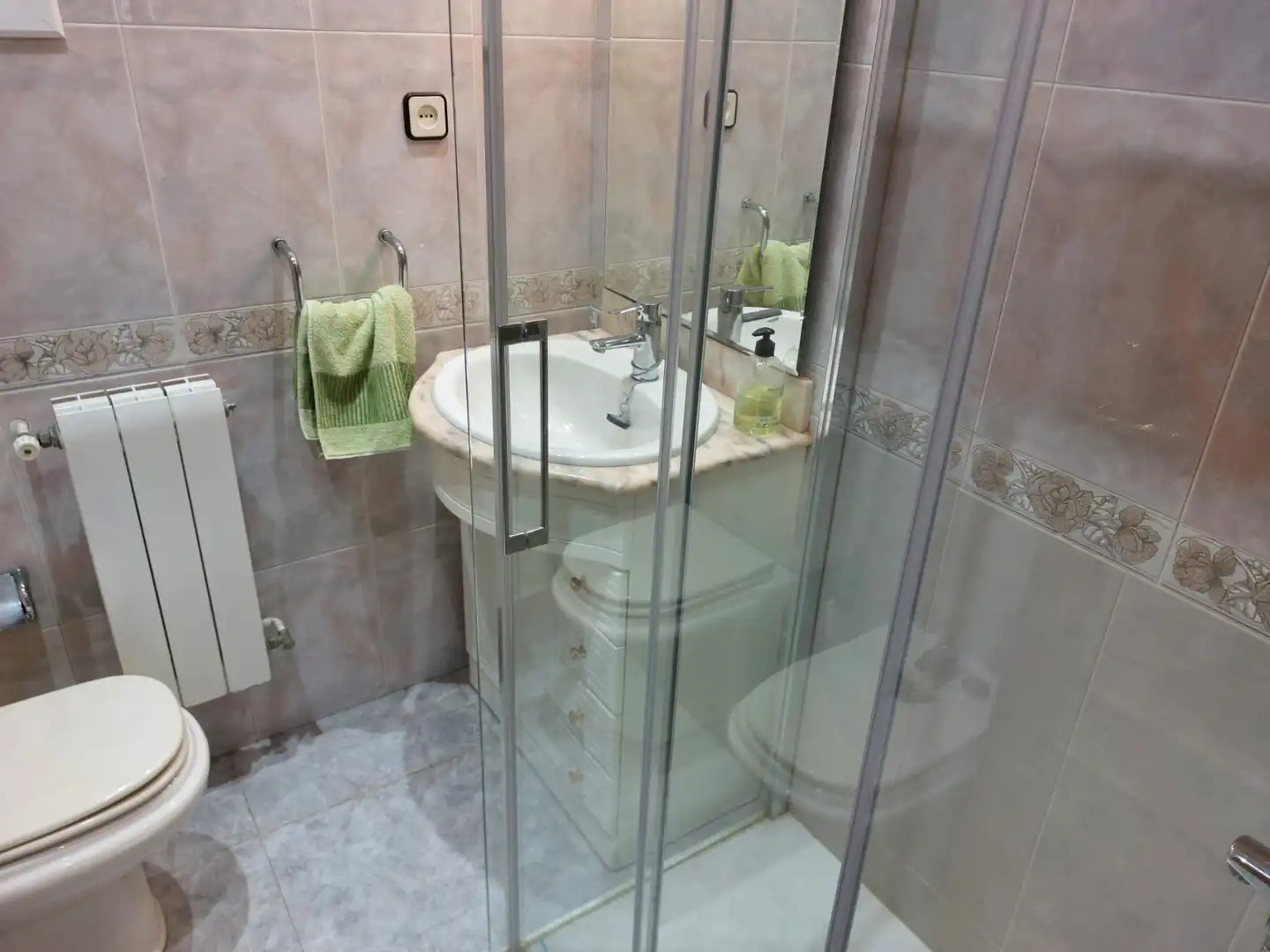 Bathroom of Flat for sale in L'Hospitalet de Llobregat  with Heating and Oven