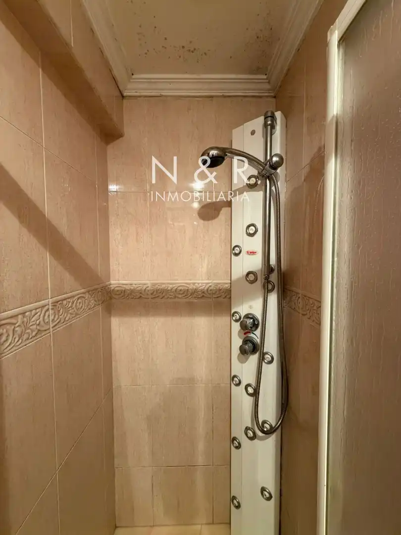 Badezimmer von Dachboden zum Verkauf in Santiago de Compostela  mit Heizung, Terrasse und Abstellraum