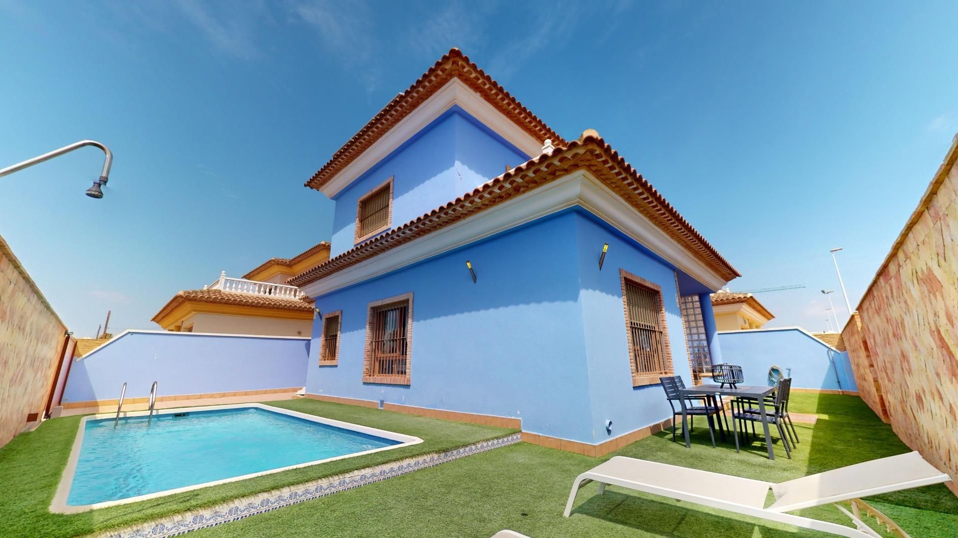 Vista exterior de Casa o xalet en venda en San Pedro del Pinatar amb Aire condicionat, Calefacció i Jardí privat