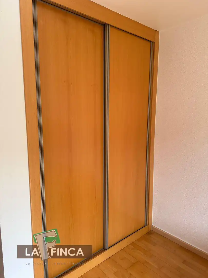 Dormitori de Pis en venda en Oviedo  amb Calefacció, Parquet i Traster