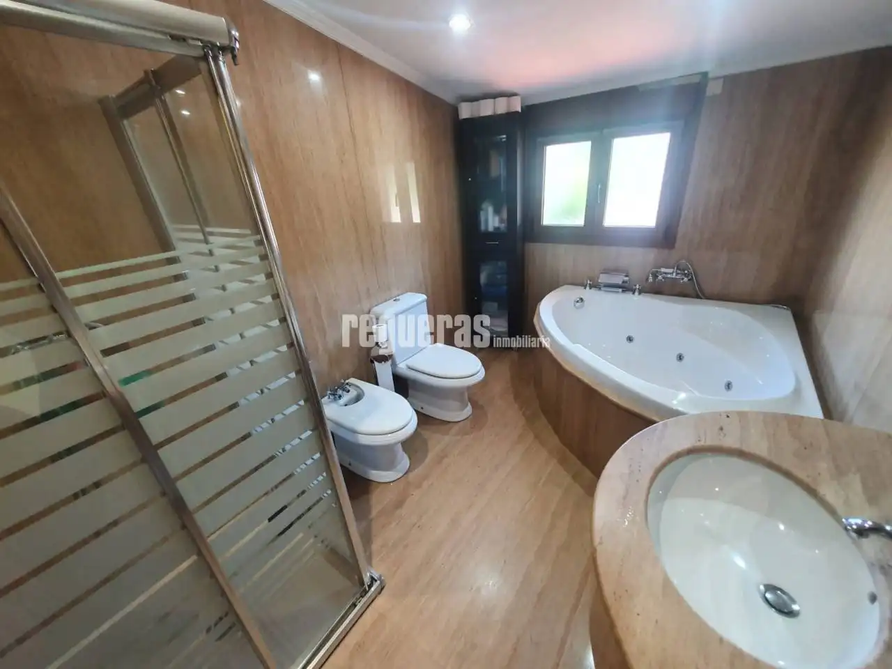 Baño de Casa o chalet en venta en Avilés con Calefacción, Parquet y Terraza