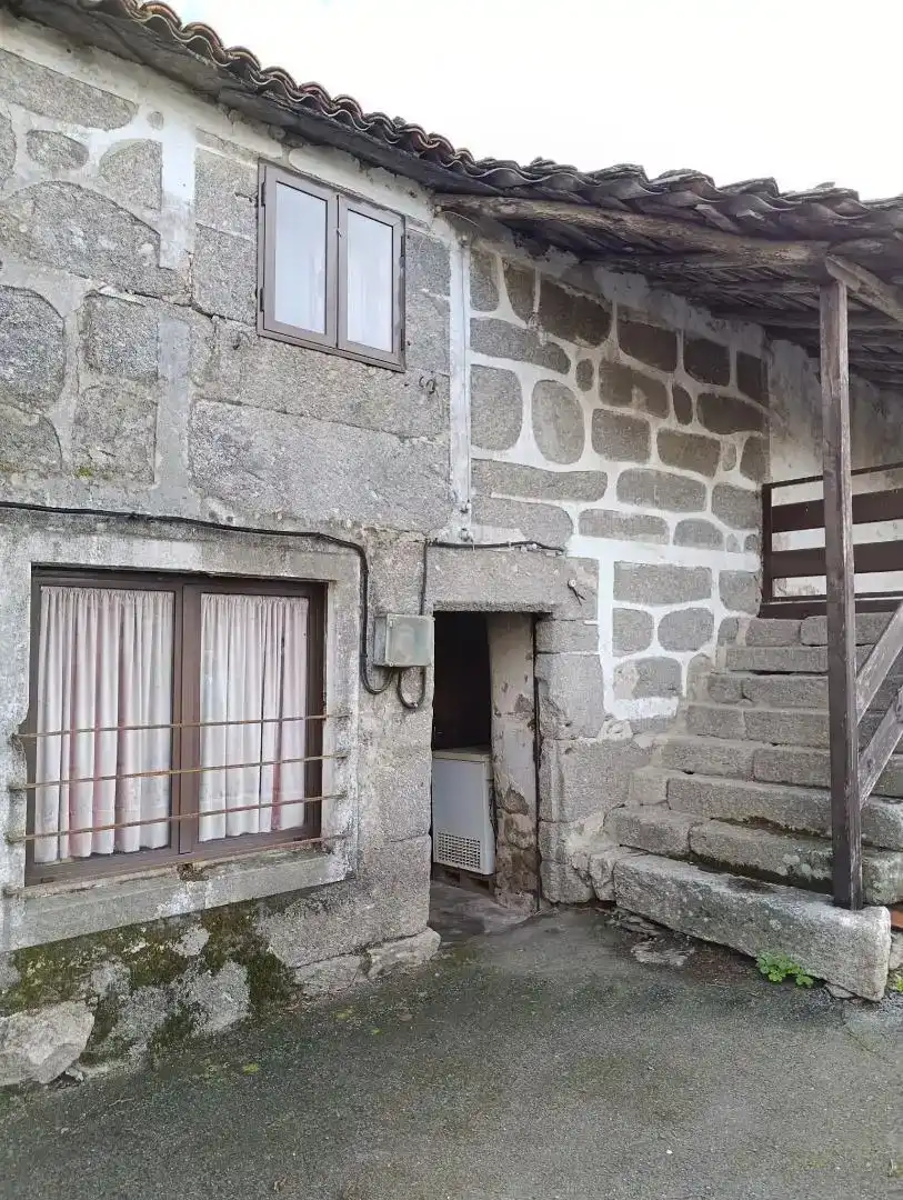 Außenansicht von Einfamilien-Reihenhaus zum Verkauf in Taboada mit Privatgarten und Balkon