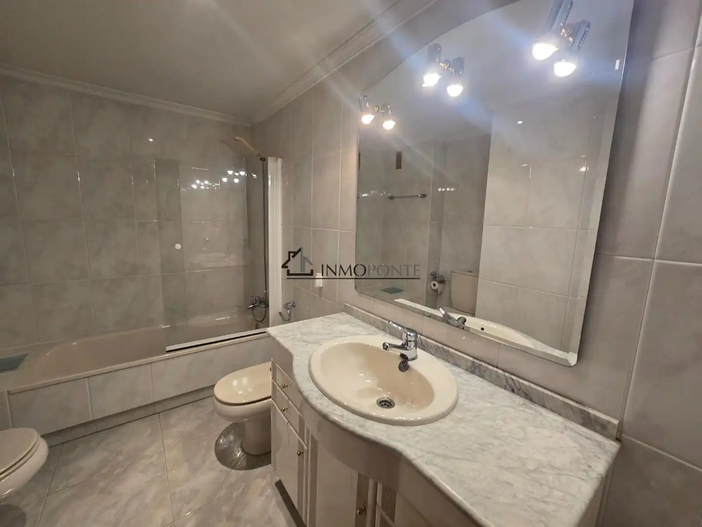 Bathroom of Flat for rent in Pontevedra Capital   with Heating, Oven and Washing machine