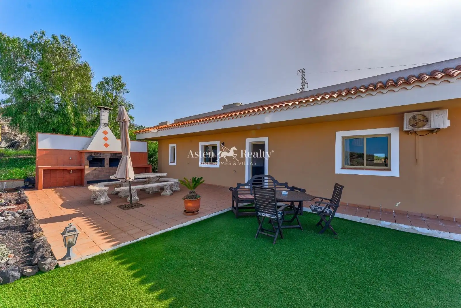 Vista exterior de Casa o xalet en venda en Adeje amb Aire condicionat, Traster i Piscina
