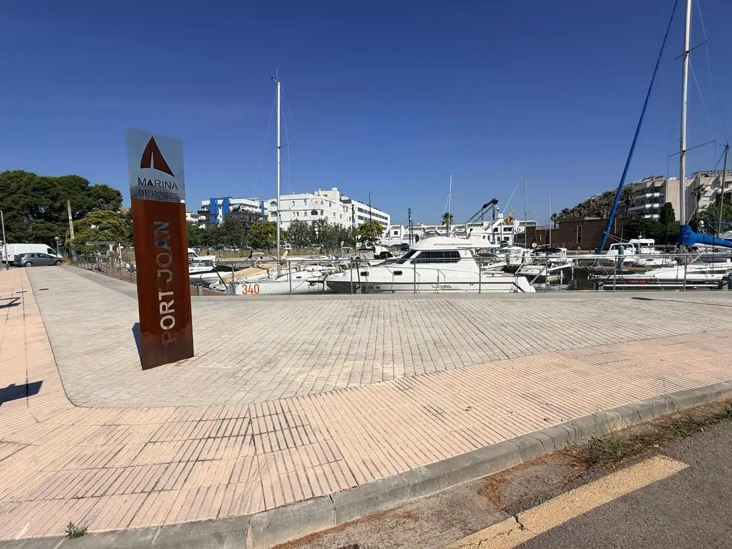 Aparcament de Estudi en venda en Roses amb Calefacció, Terrassa i Moblat