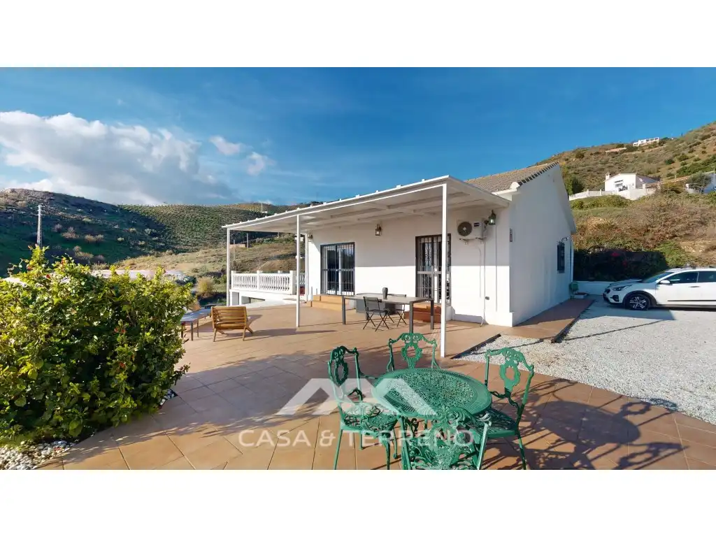 Vista exterior de Casa o xalet en venda en Rincón de la Victoria amb Aire condicionat, Terrassa i Piscina