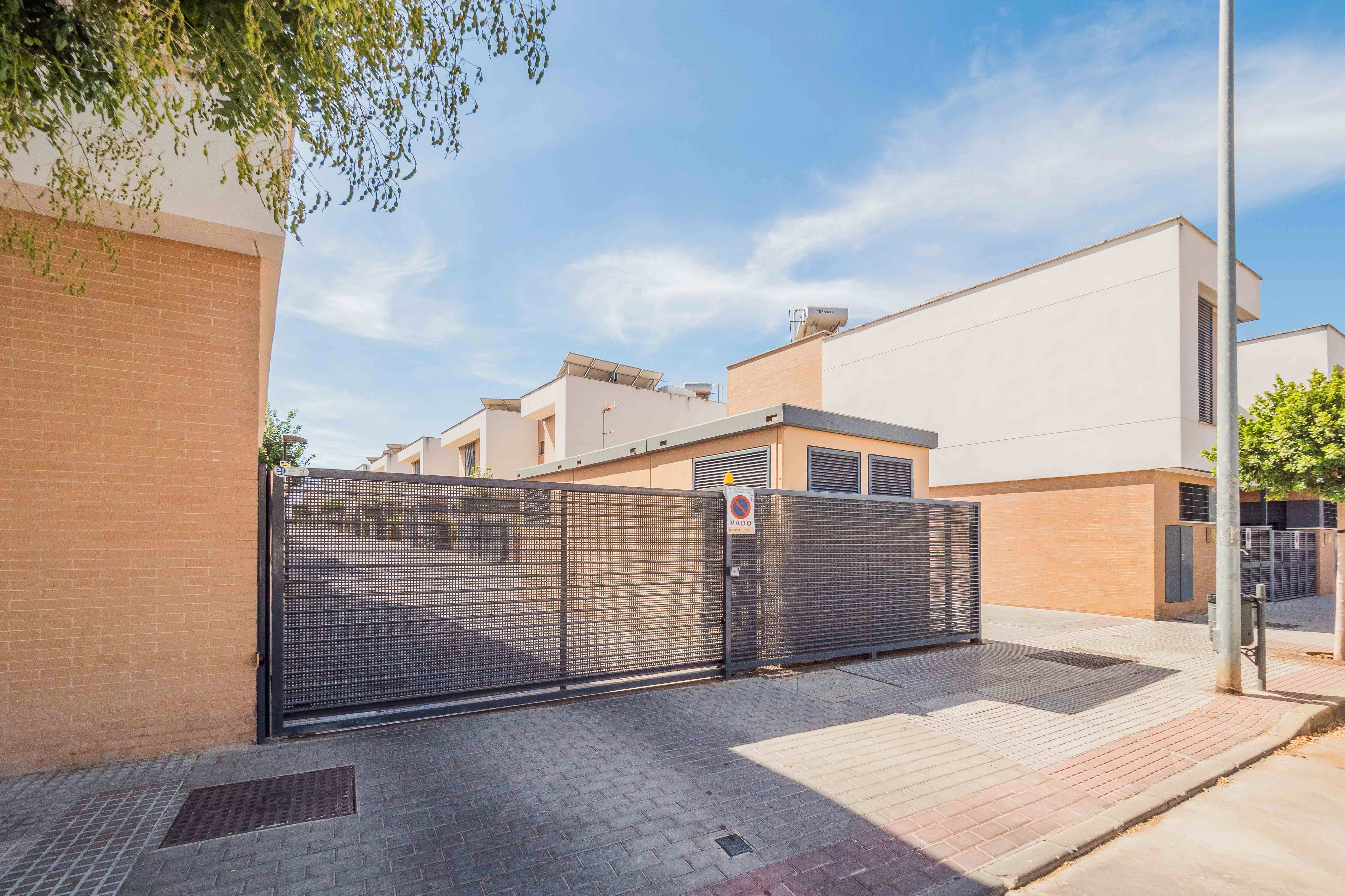 Vista exterior de Casa adosada en venda en Dos Hermanas amb Piscina comunitària