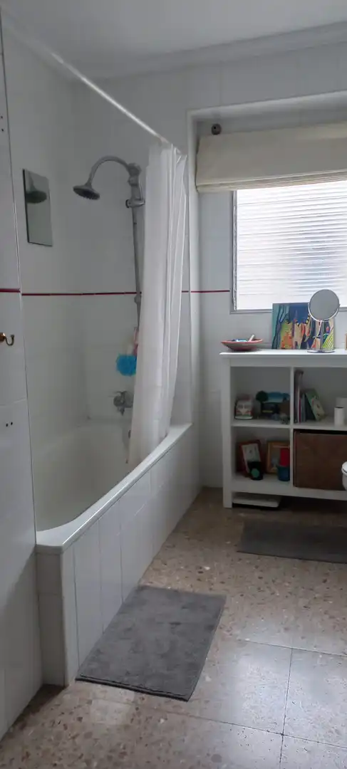 Badezimmer von Dachboden zum Verkauf in Alicante / Alacant mit Terrasse, Möbliert und Balkon