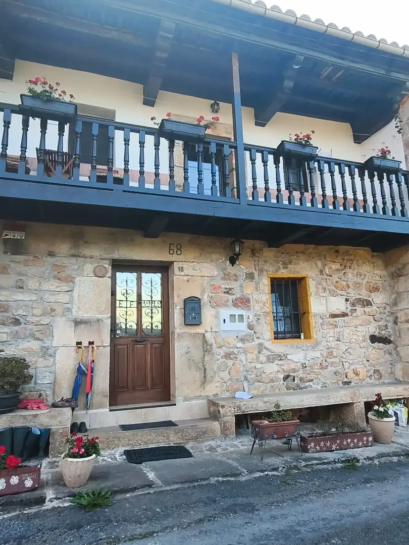 Vista exterior de Casa adosada en venta en Luena  con Calefacción y Jardín privado