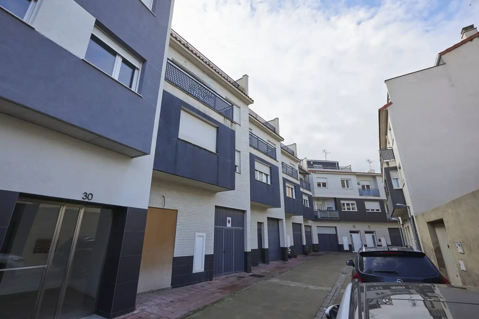 Vista exterior de Casa adosada en venda en Rincón de Soto amb Calefacció, Parquet i Terrassa