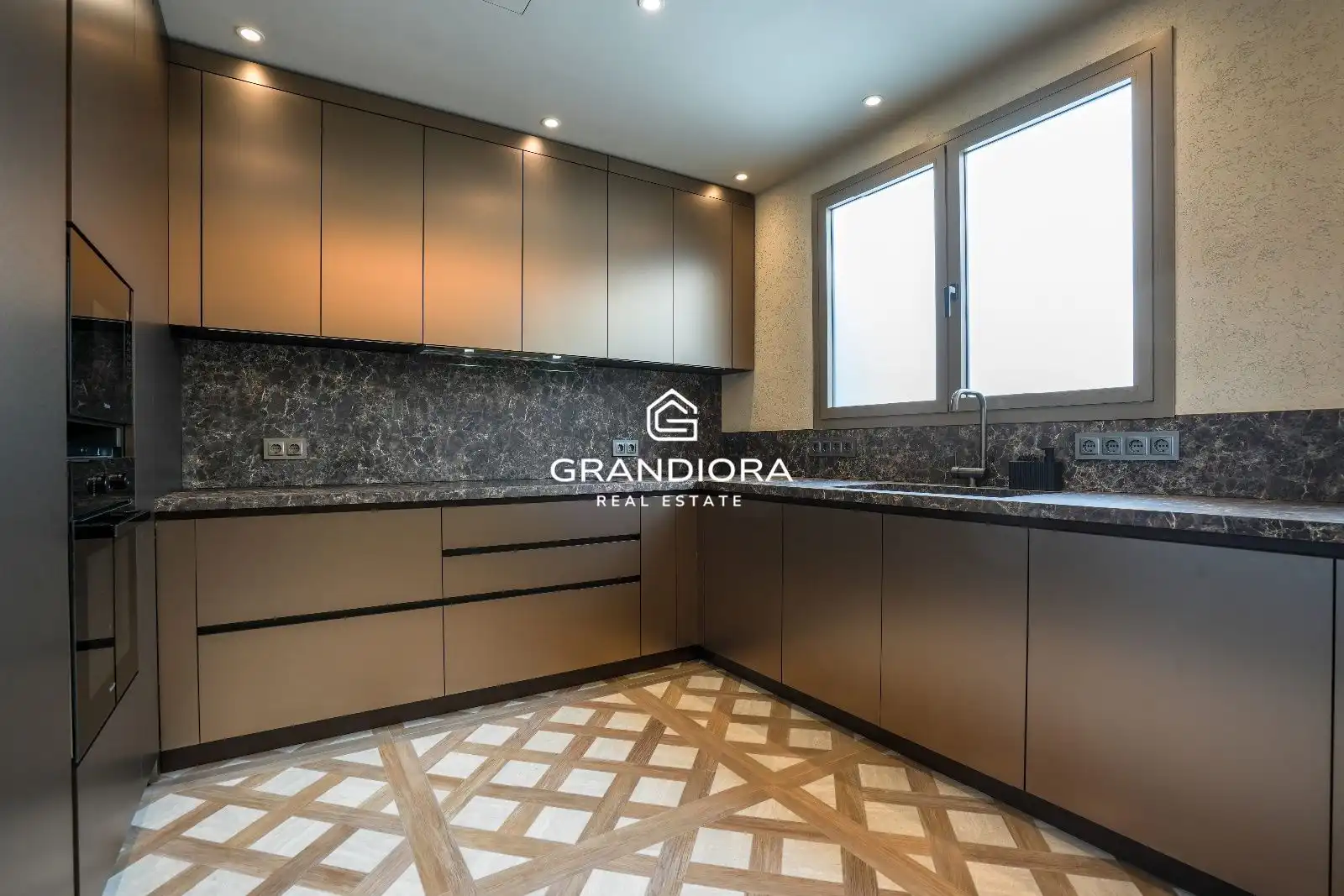 Cuina de Apartament de lloguer en Badalona amb Aire condicionat, Calefacció i Moblat