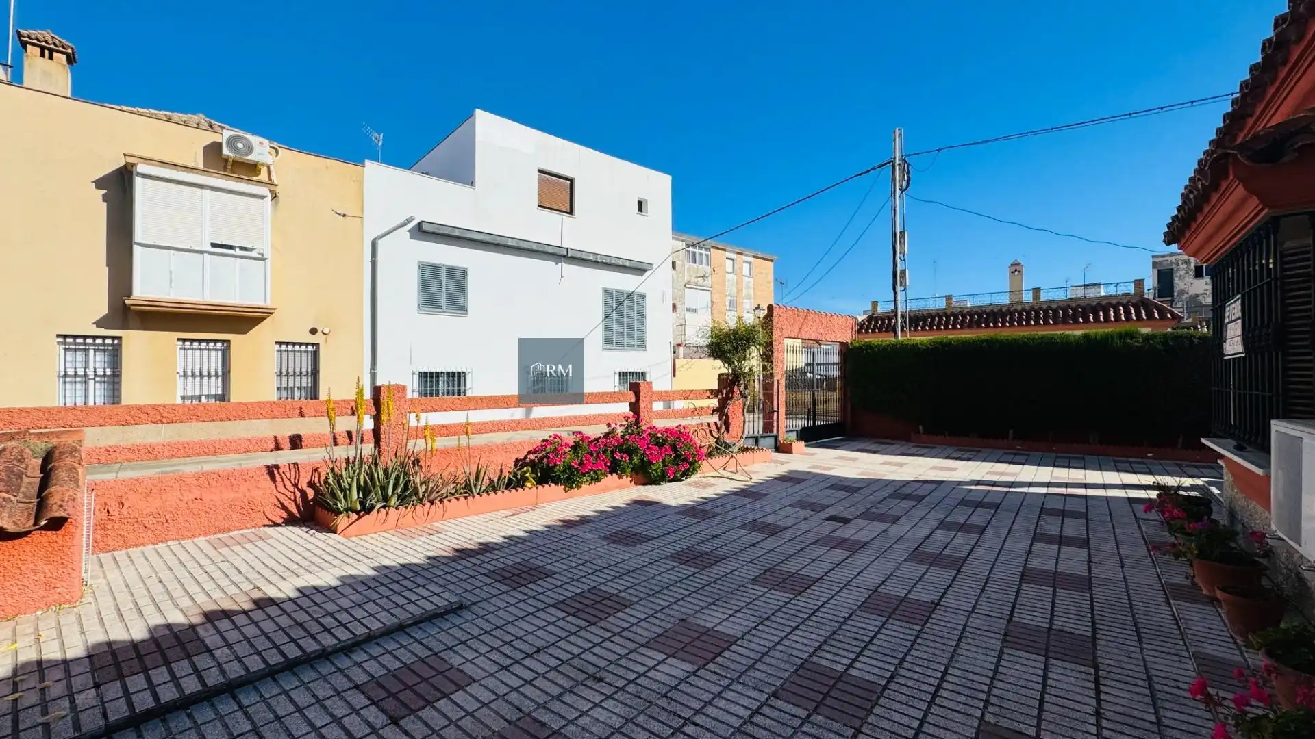 Vista exterior de Casa o xalet en venda en Sanlúcar de Barrameda amb Jardí privat, Terrassa i Traster