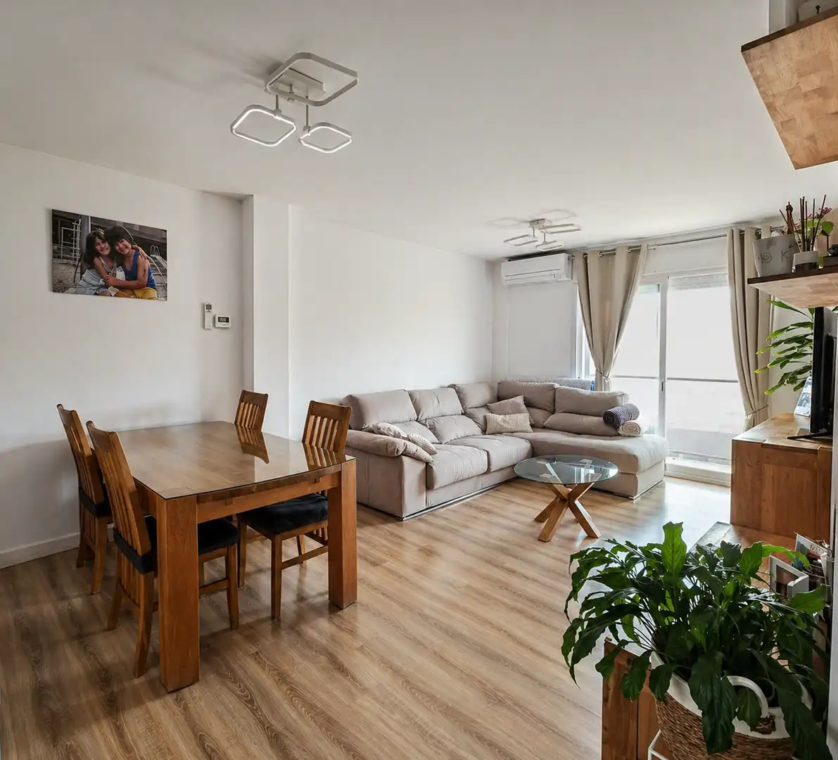 Living room of Flat for sale in Girona  with Air Conditioner, Heating and Terrace