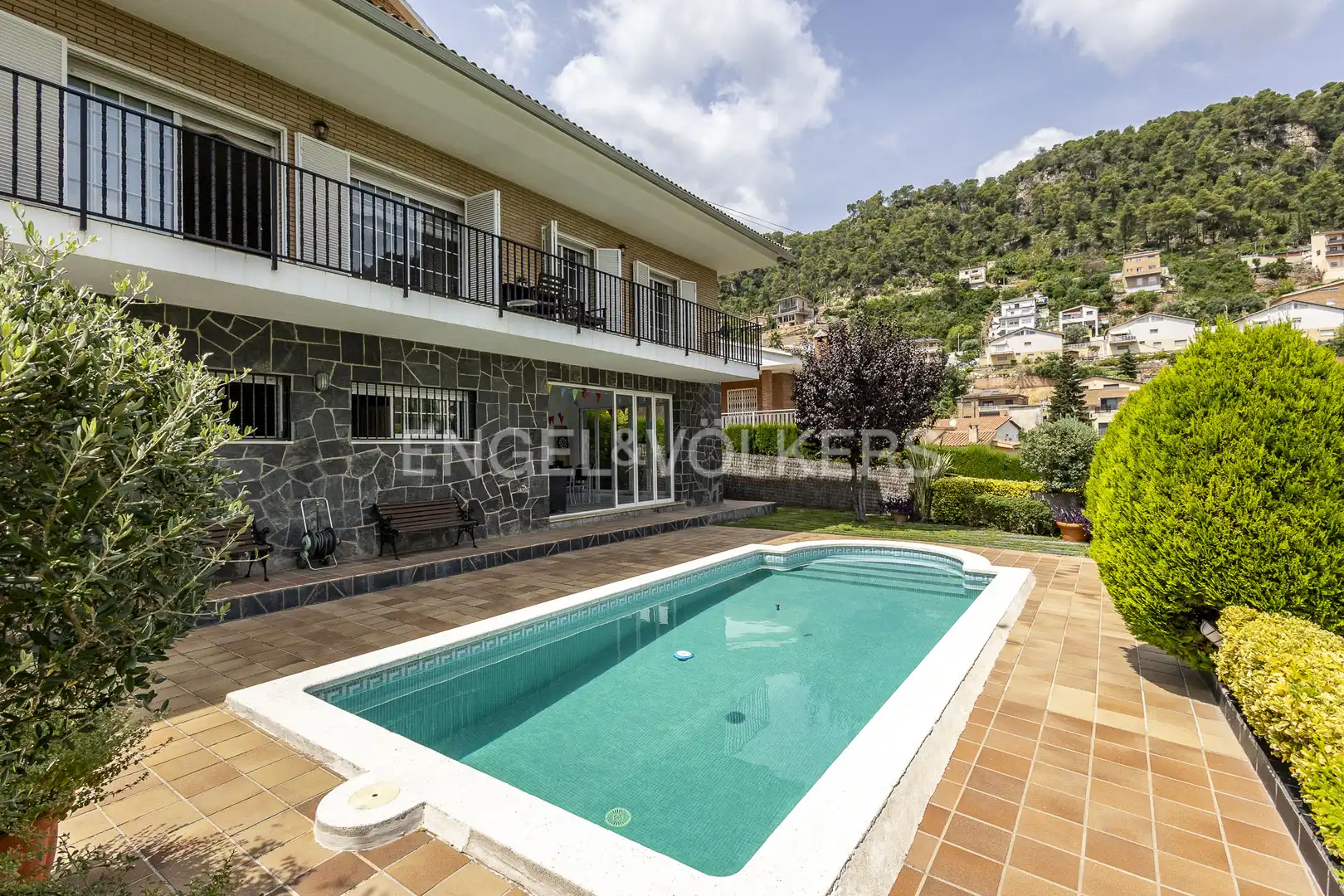 Vista exterior de Casa o xalet en venda en Vallirana amb Calefacció, Jardí privat i Terrassa