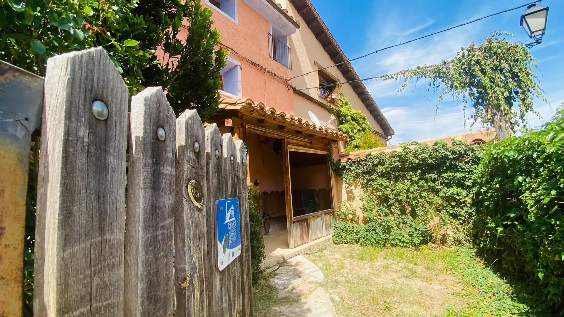 Vista exterior de Casa o xalet en venda en Villarluengo amb Calefacció, Jardí privat i Terrassa