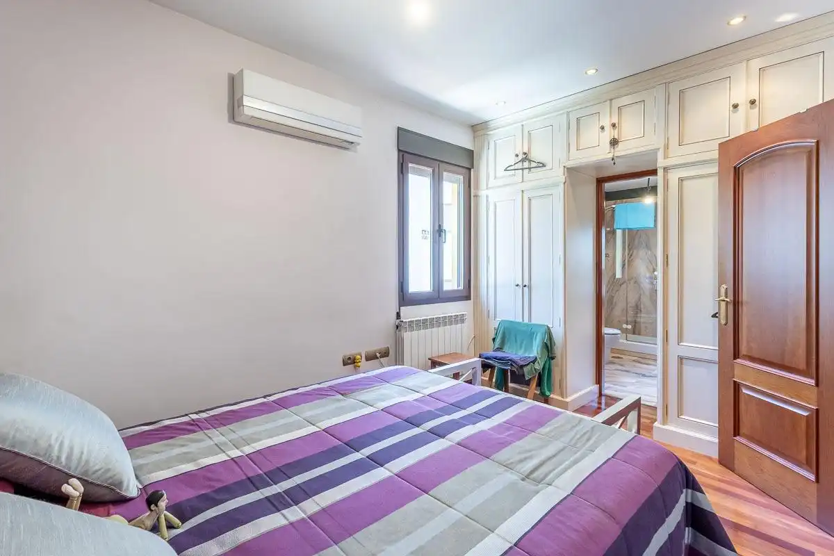 Dormitori de Casa o xalet en venda en Granada amb Aire condicionat, Calefacció i Jardí privat