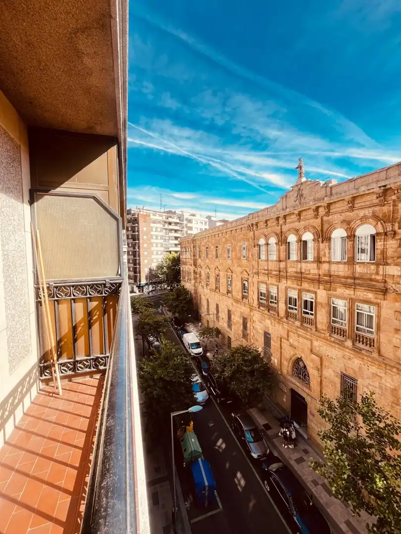 Außenansicht von Wohnung zum Verkauf in Salamanca mit Klimaanlage, Heizung und Parkett