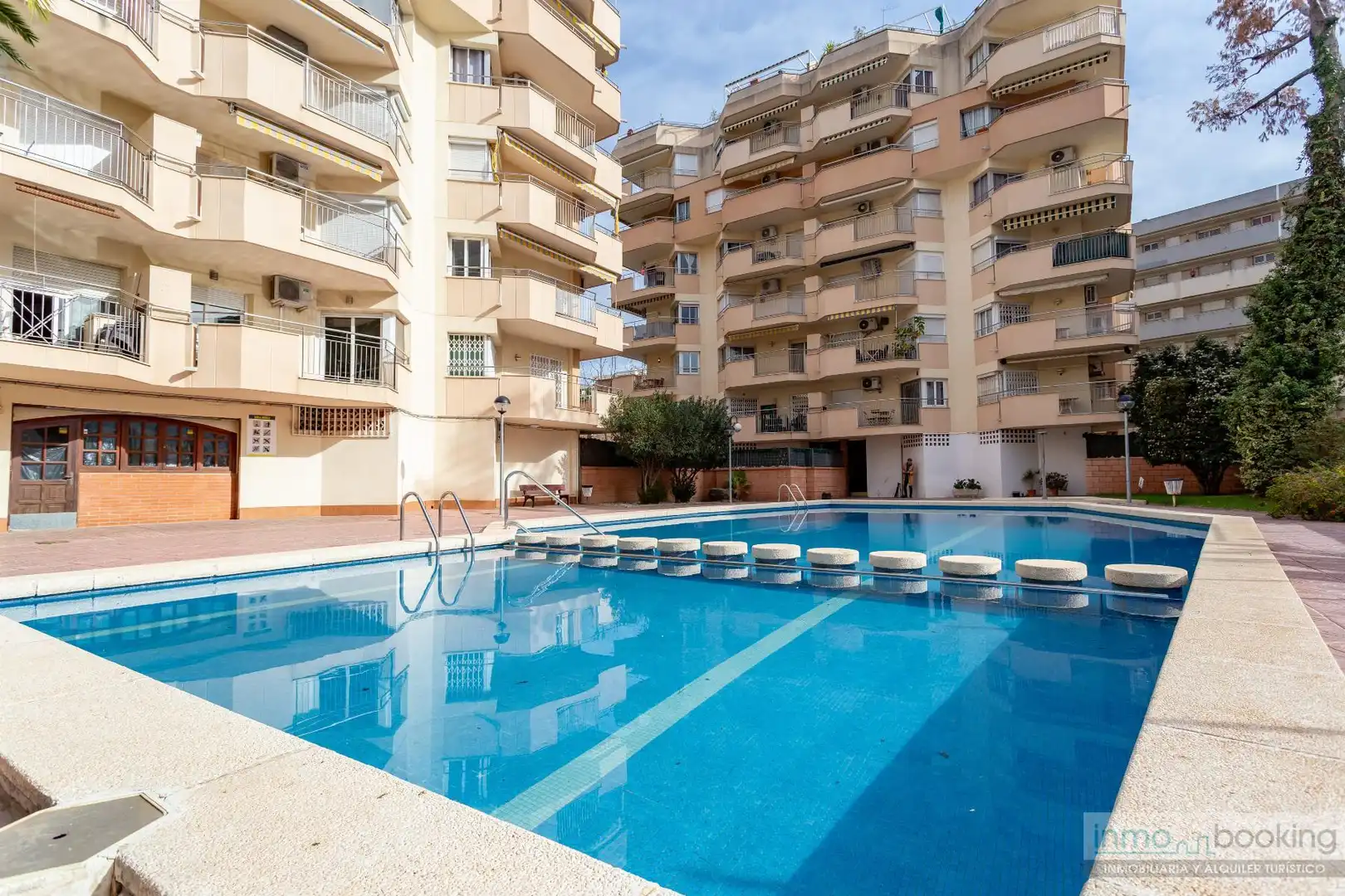 Schwimmbecken von Wohnungen zum Verkauf in Salou mit Klimaanlage, Heizung und Terrasse