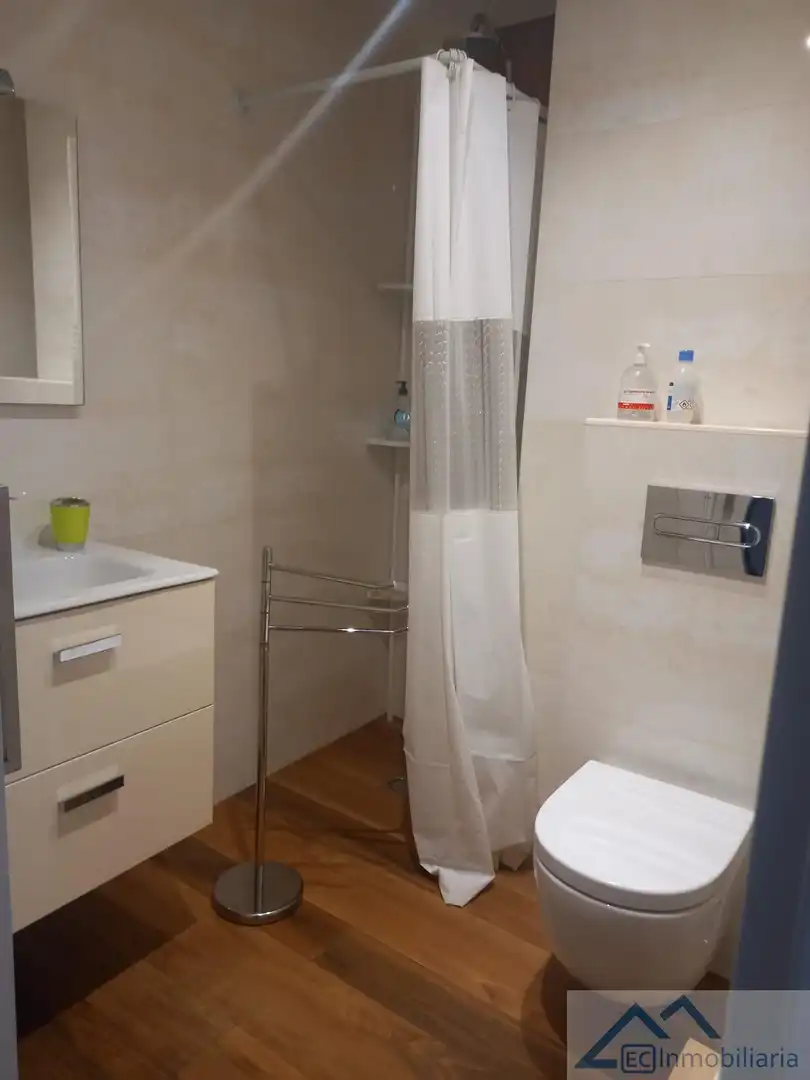 Badezimmer von Wohnung zur Miete in Santander mit Möbliert