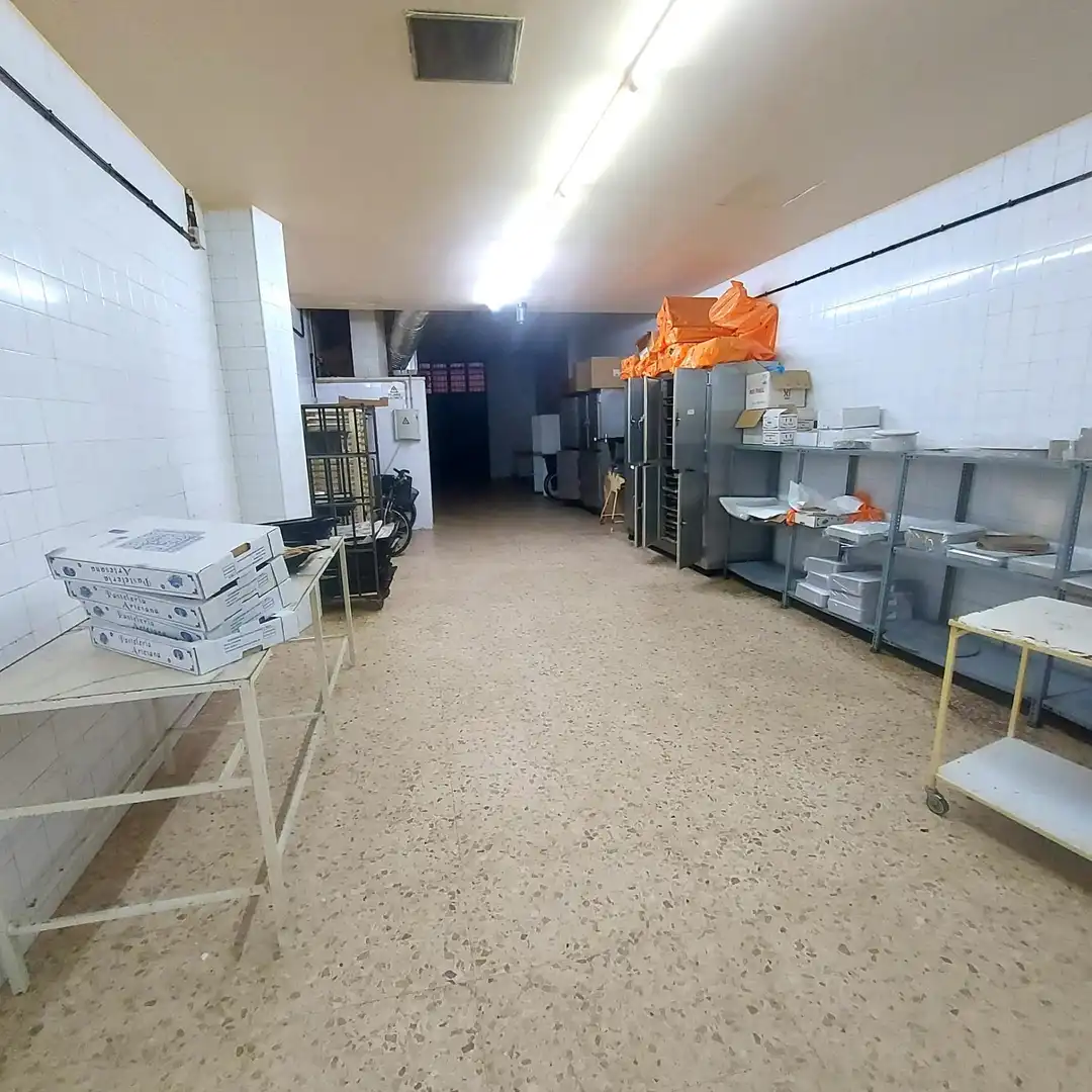 Cocina de Local en venta en Sevilla con Aire acondicionado