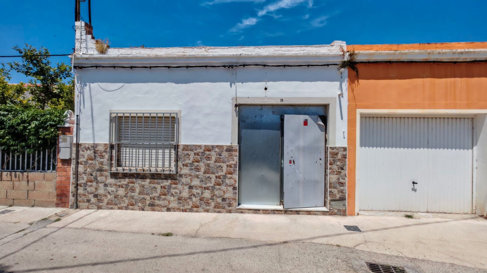 Vista exterior de Casa adosada en venda en Sueca amb Terrassa, Balcó i Alarma