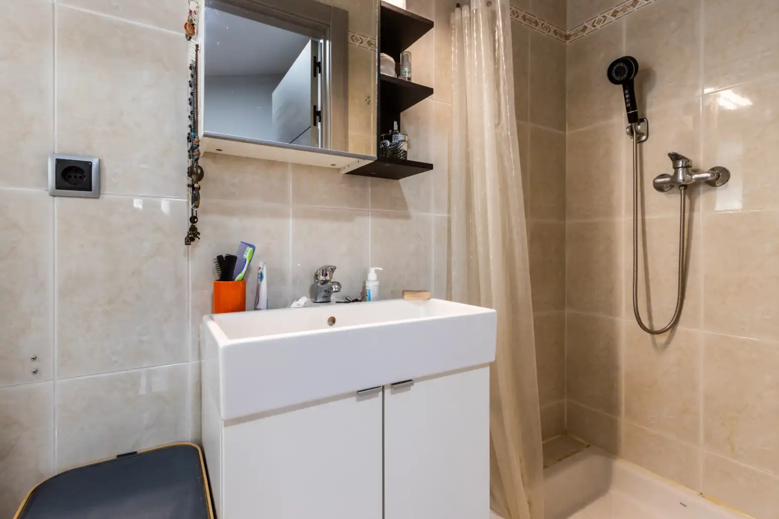 Bathroom of Flat for sale in Terrassa  with Air Conditioner, Heating and Parquet flooring