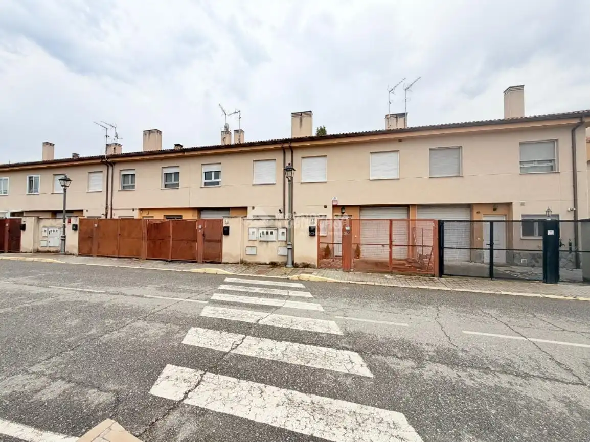 Vista exterior de Casa adosada en venta en Hontanares de Eresma con Calefacción
