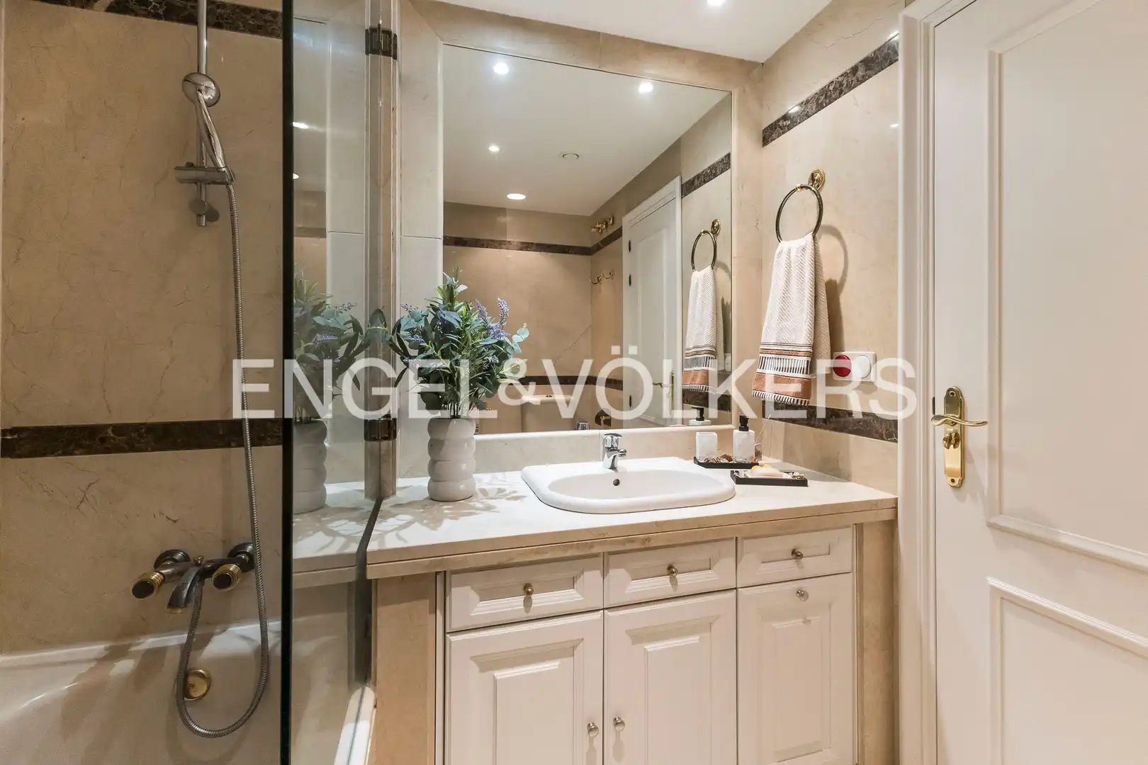 Baño de Piso en venta en Madrid con Aire acondicionado, Calefacción y Piscina
