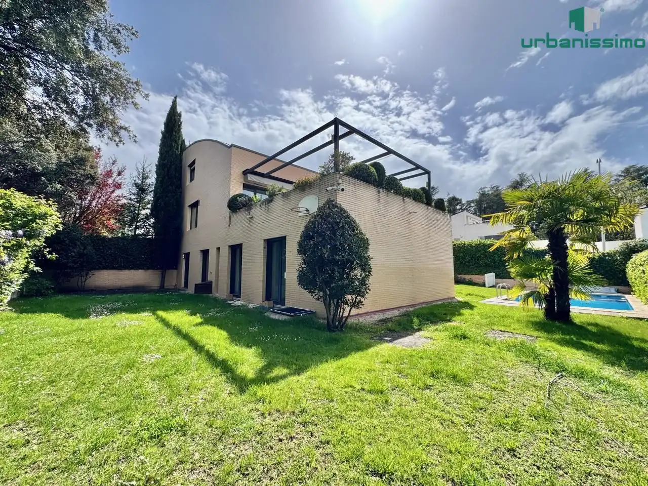 Vista exterior de Casa adosada en venta en  Madrid Capital con Aire acondicionado, Calefacción y Jardín privado
