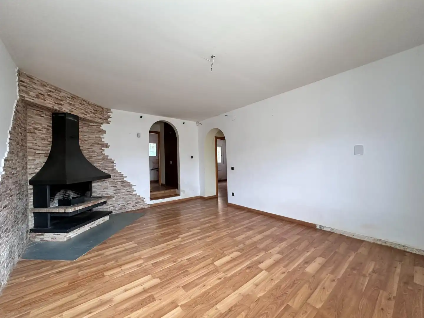 Sala de estar de Casa o chalet en venta en La Bisbal del Penedès con Parquet
