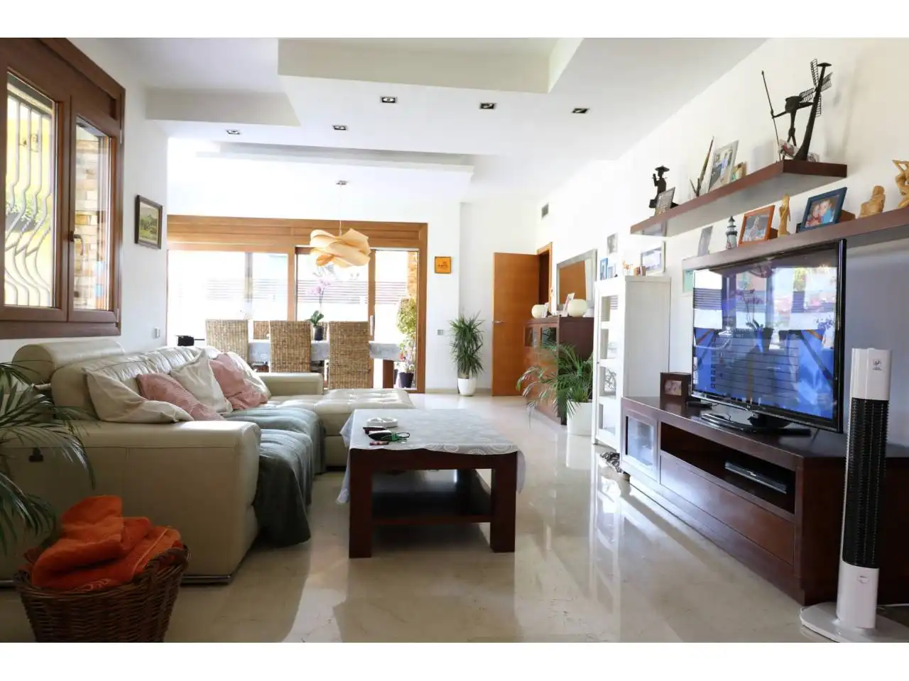 Sala d'estar de Casa o xalet en venda en Cerdanyola del Vallès