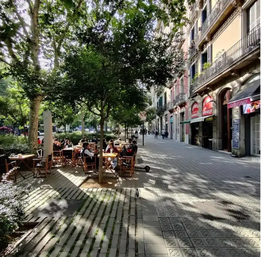 Vista exterior de Edifici en venda en Barcelona