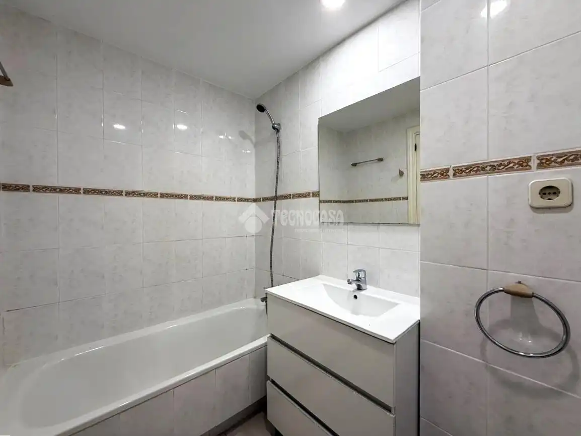 Bathroom of Flat for rent in Madrid  with Parquet flooring, Storage room and Balcony
