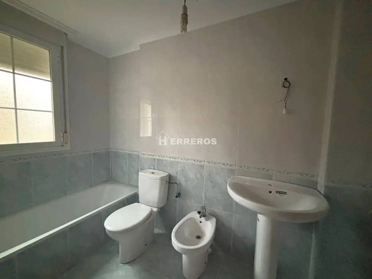 Bathroom of Flat for sale in Uruñuela  with Heating, Parquet flooring and Terrace