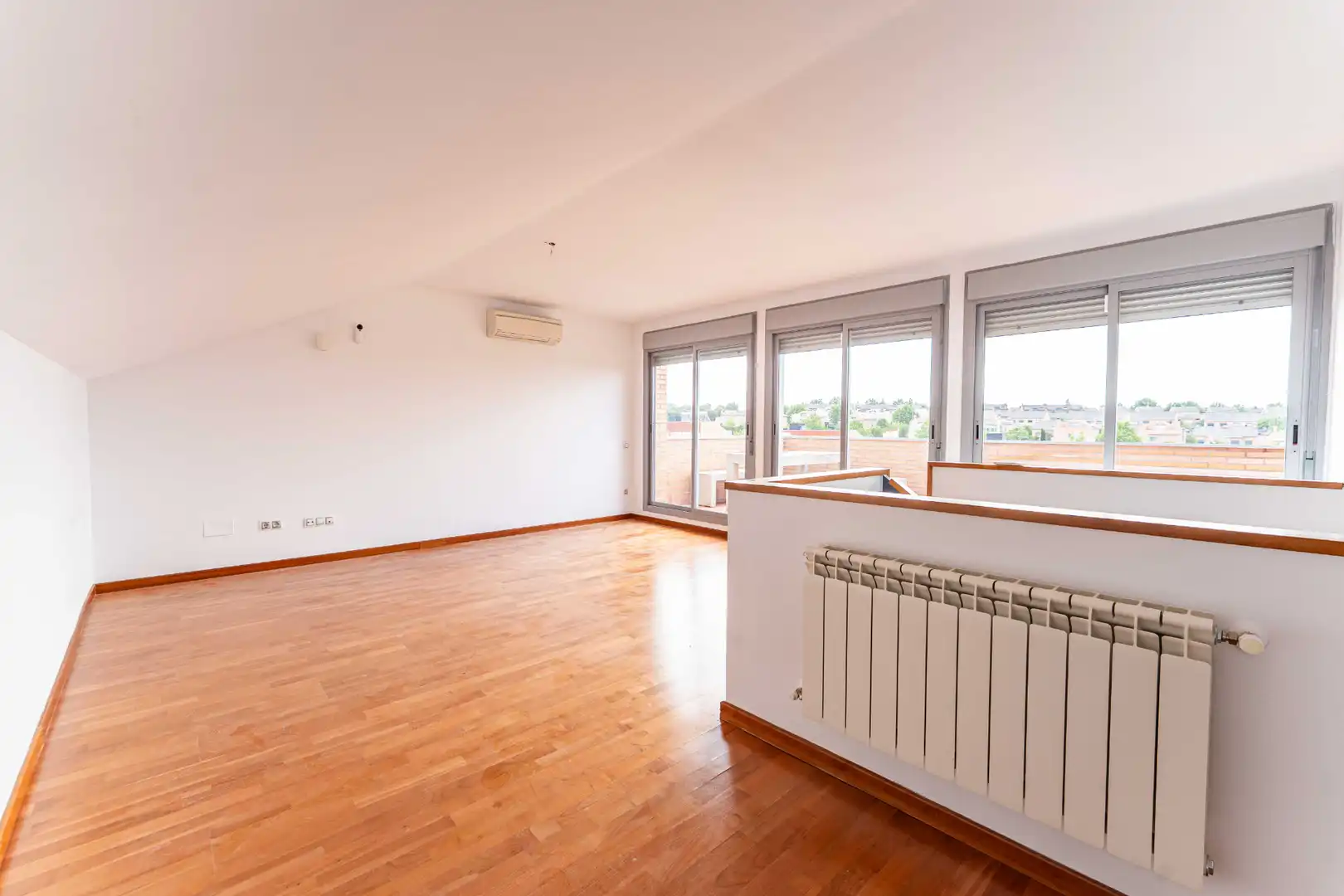 Sala d'estar de Casa adosada en venda en Arroyomolinos (Madrid) amb Aire condicionat, Calefacció i Jardí privat