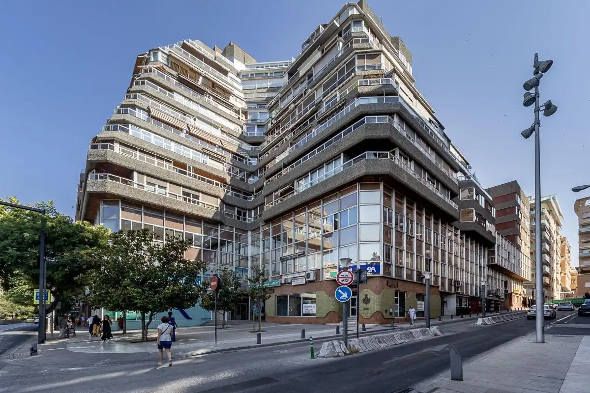 Vista exterior de Pis en venda en Granada amb Calefacció i Forn