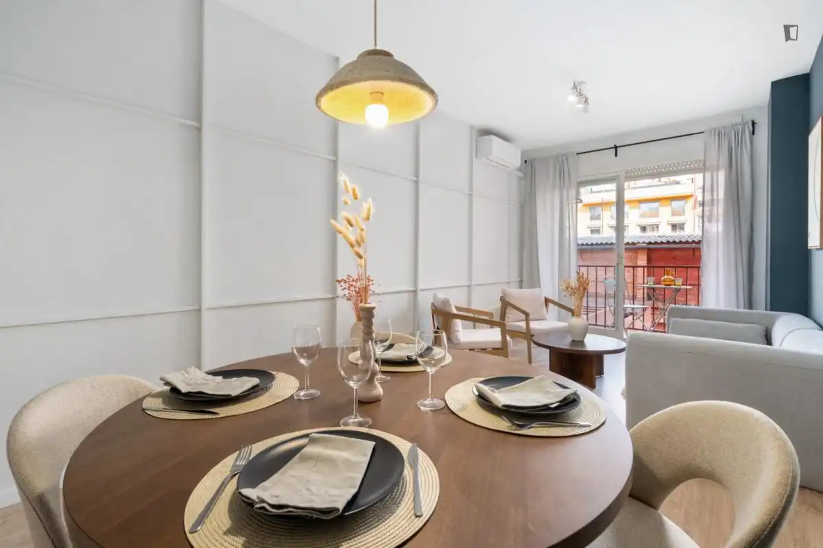 Comedor de Apartamento para compartir en Barcelona con Aire acondicionado, Calefacción y Amueblado
