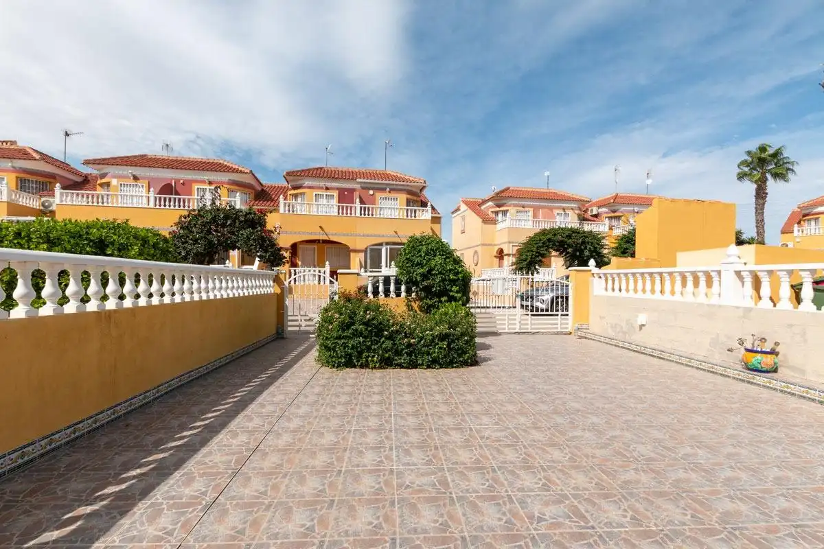 Vista exterior de Casa adosada en venda en Orihuela amb Jardí privat, Terrassa i Piscina comunitària