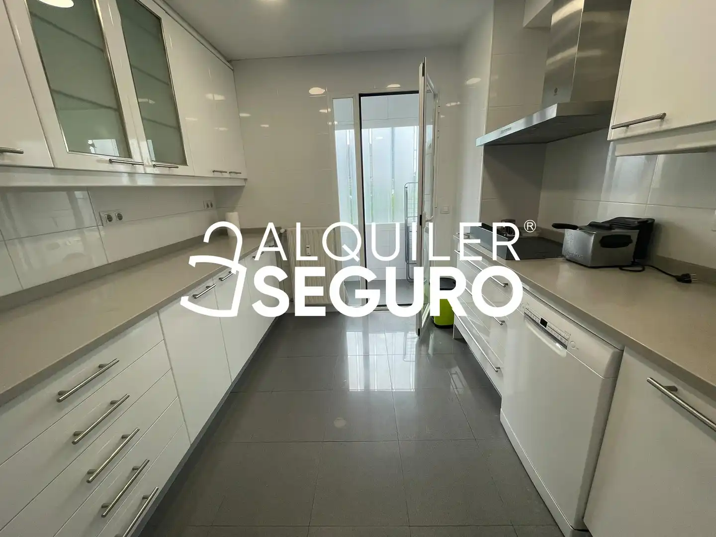 Cuina de Pis de lloguer en Madrid amb Aire condicionat, Calefacció i Piscina