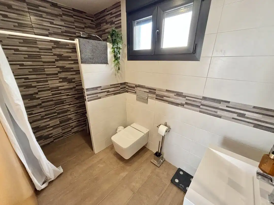 Baño de Casa adosada en venta en Olías del Rey con Aire acondicionado, Calefacción y Piscina