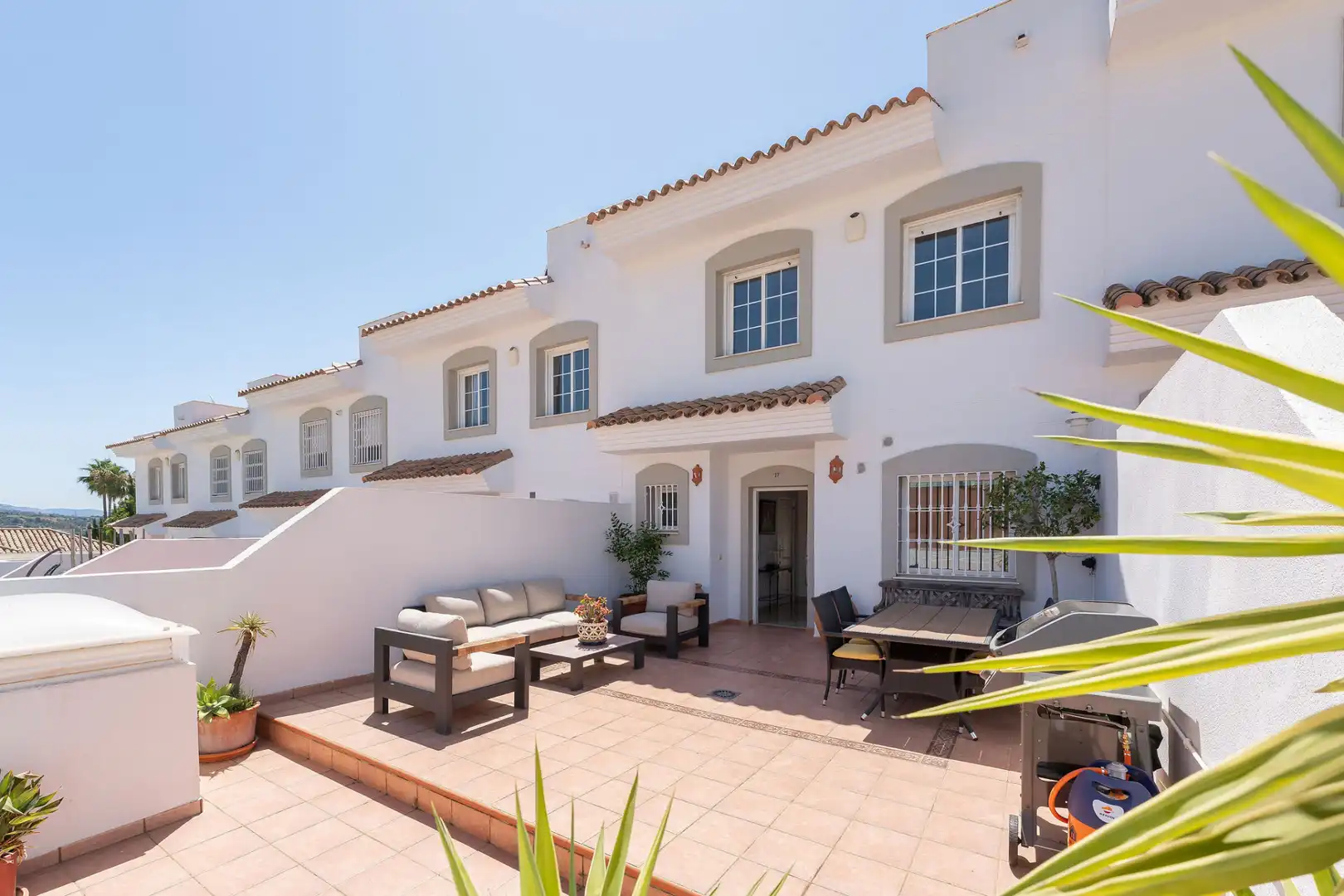 Vista exterior de Casa adosada en venta en Marbella con Aire acondicionado, Terraza y Piscina