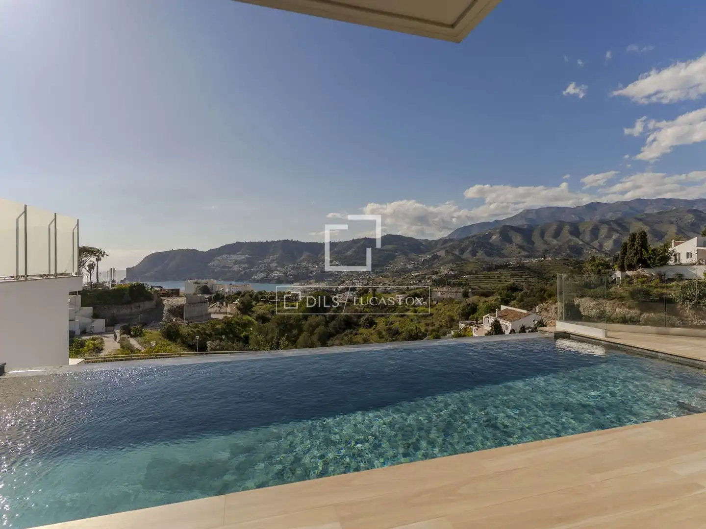 Vista exterior de Casa o xalet en venda en Almuñécar amb Aire condicionat, Terrassa i Piscina