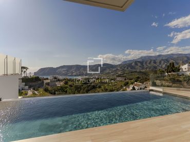 Chalet con balcón en venta en La Herradura