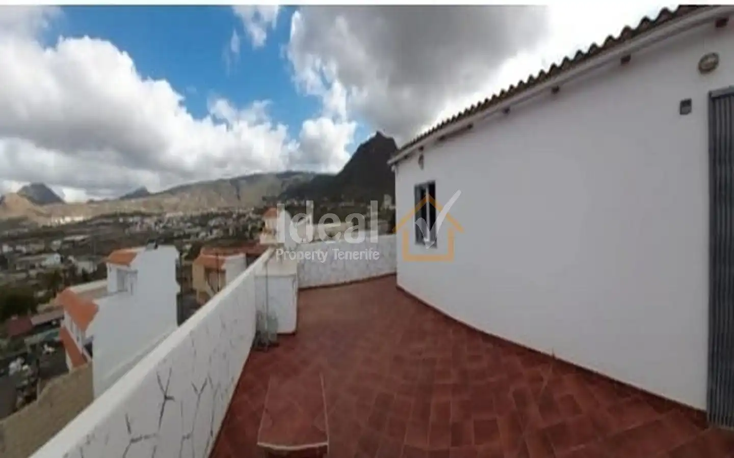 Vista exterior de Casa o xalet en venda en Arona amb Jardí privat, Terrassa i Moblat