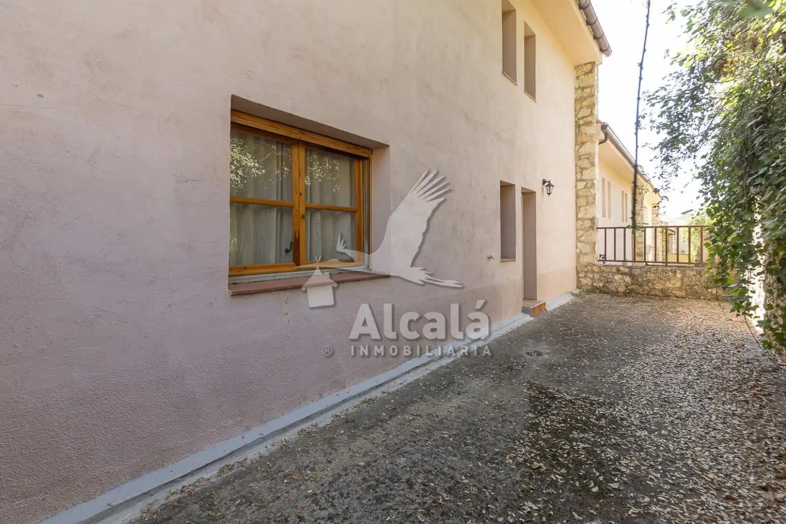 Vista exterior de Casa adosada en venda en Alocén amb Calefacció